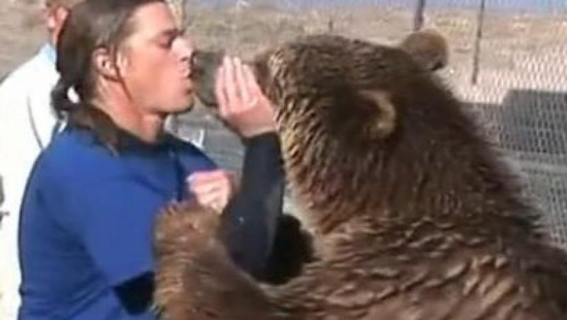 SUA: Cum sa faci baie cu ursi grizzly si cu tigri! (VIDEO)