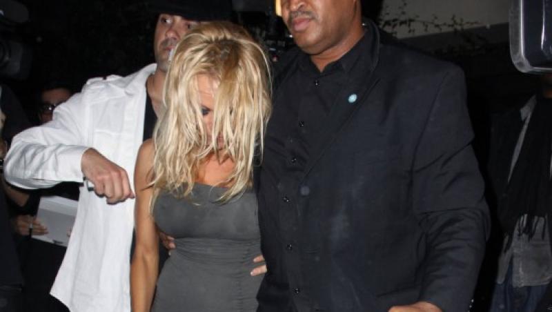 Pamela Anderson, beata si fierbinte in club