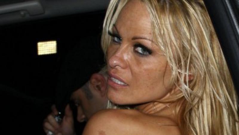 Pamela Anderson, beata si fierbinte in club