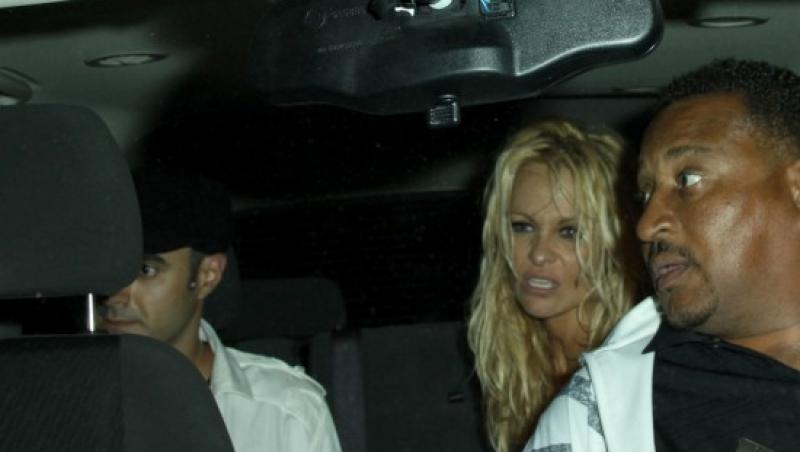 Pamela Anderson, beata si fierbinte in club