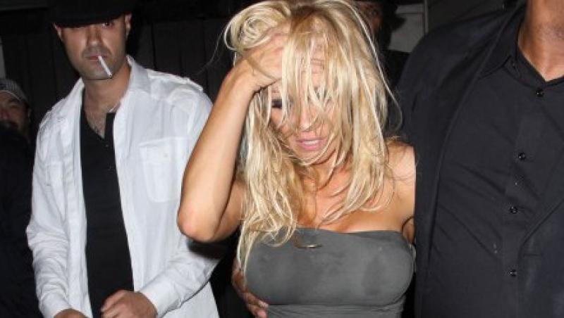 Pamela Anderson, beata si fierbinte in club