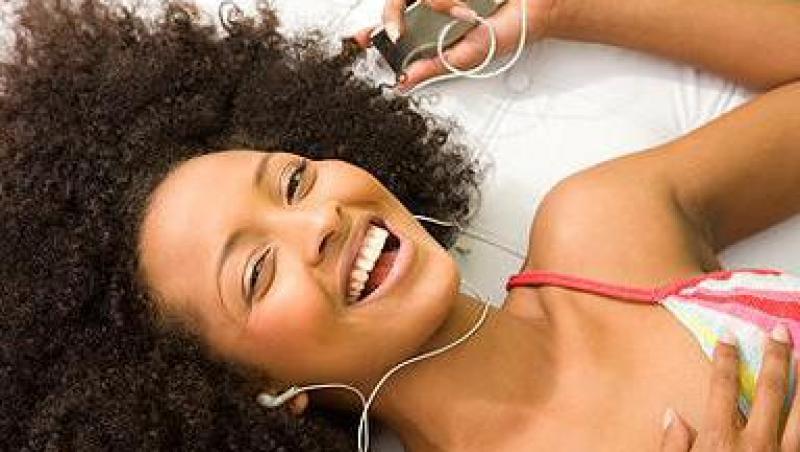Muzica, nu gadgeturile, responsabila pentru migrenele tinerilor