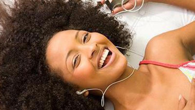 Muzica, nu gadgeturile, responsabila pentru migrenele tinerilor