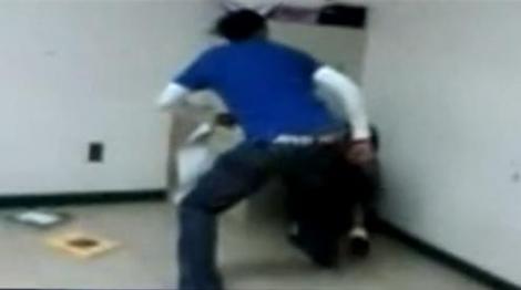 VIDEO/ SUA: Elev batut crunt de o profesoara