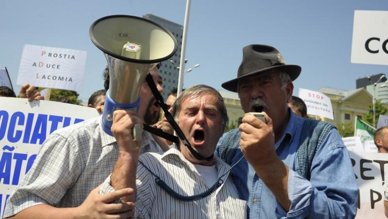 Proteste cu imbranceli: Pensionarii au fortat cordoanele de securitate ale jandarmilor