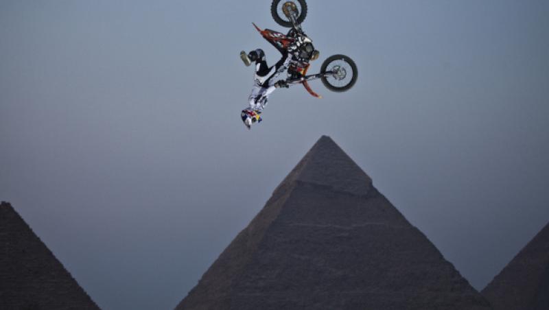 Freestyle Motocross printre piramidele egiptene