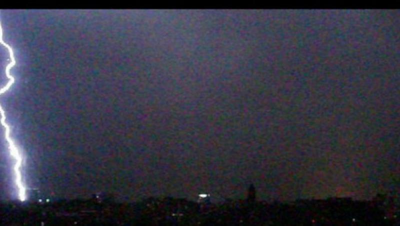 Vezi imagini cu furtuna din Bucuresti trimise la FII OBSERVATOR!