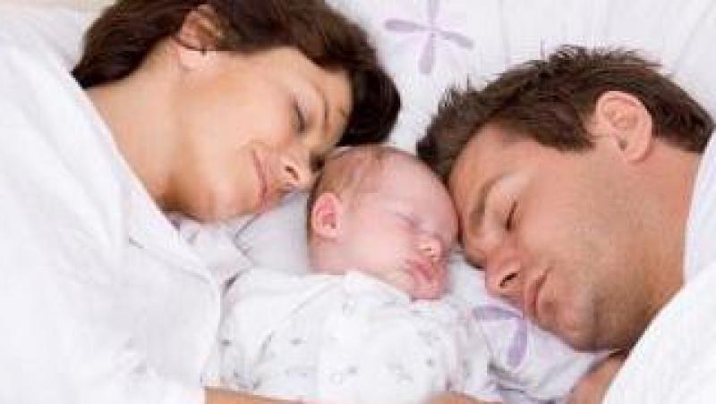 Unii bebelusi dorm in patul parintilor. Cat de sigur e acest lucru?