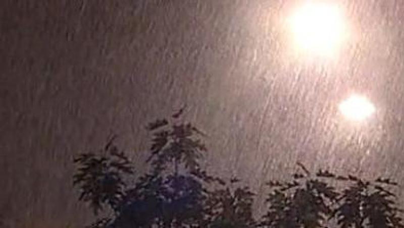 O furtuna puternica s-a dezlantuit azi-noapte in Bucuresti