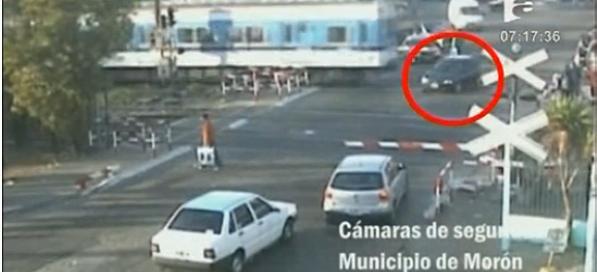 VIDEO A fost lovit de tren, dar a scapat!