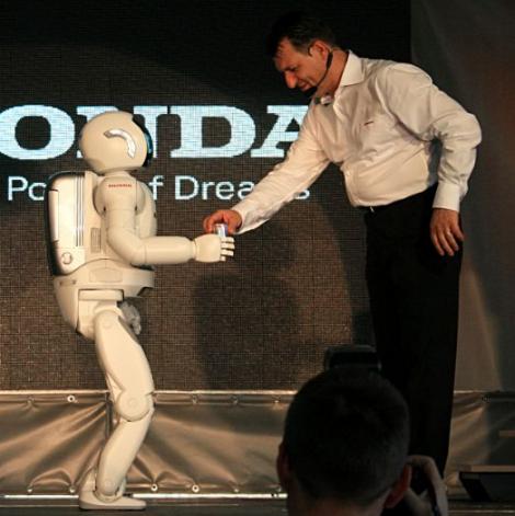 ASIMO, robotul care alearga si joaca fotbal, a sosit in Romania