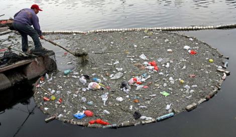 Pericol de poluare pe Dunare din cauza unei panze de gunoaie