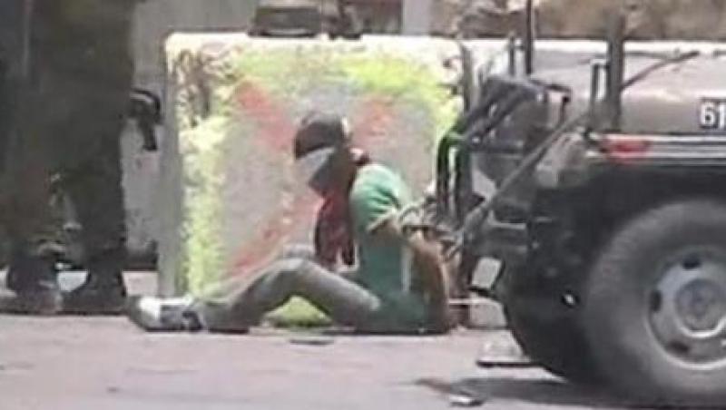IMAGINI SOCANTE - Un tanar palestinian este impuscat de armata israeliana