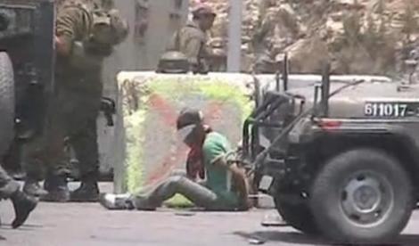 IMAGINI SOCANTE - Un tanar palestinian este impuscat de armata israeliana