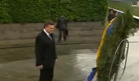 VIDEO Viktor Ianukovici s-a trezit cu o coroana in cap