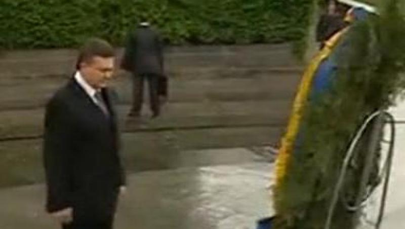 VIDEO Viktor Ianukovici s-a trezit cu o coroana in cap