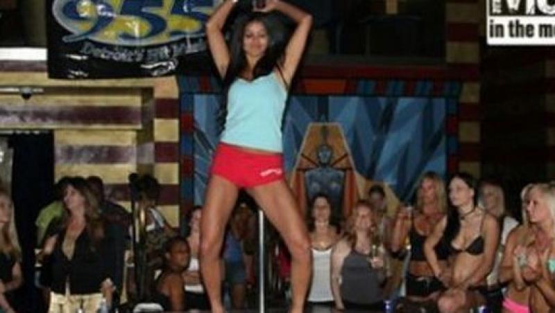 FOTO / Miss SUA, striptease profesionist la bara