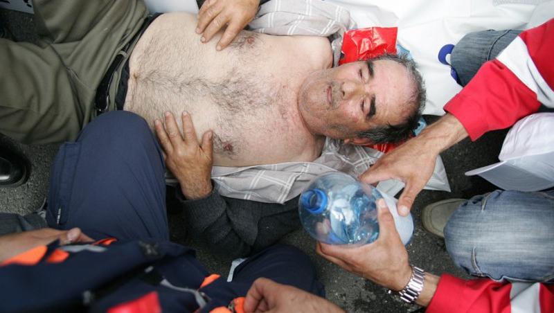 Doborati de proteste: 15 oameni au lesinat si 3 au fost transportati la spital
