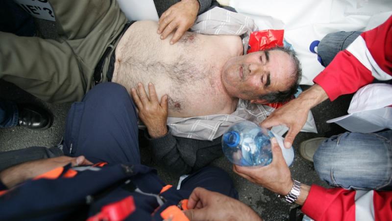 Doborati de proteste: 15 oameni au lesinat si 3 au fost transportati la spital