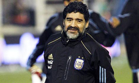 VIDEO Maradona a calcat un jurnalist cu masina