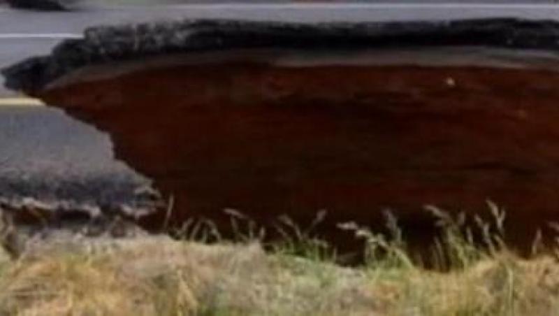 VIDEO Crater imens pe autostrada