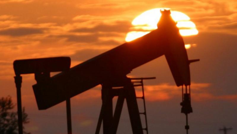 Pretul petrolului a coborat sub 70 de dolari pe baril