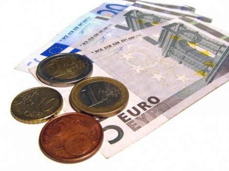 Analisti: Euro va continua sa se deprecieze pe termen lung, posibil pana la 1,1 dolari pe unitate