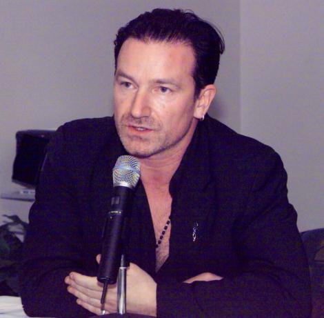 Bono, operat de urgenta la coloana