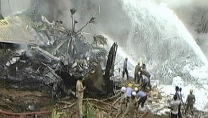 Catastrofa aeriana in vestul Indiei: 8 pasageri din 166 au supravietuit