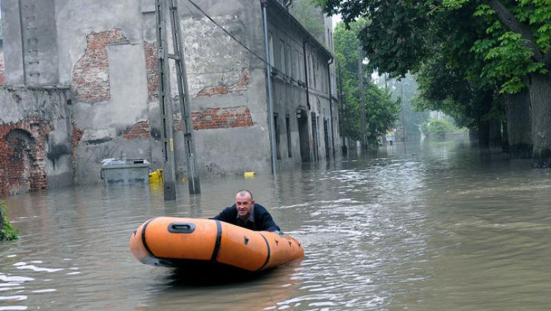 Calamitate in Polonia: 13 morti si mii de refugiati, in urma inundatiilor
