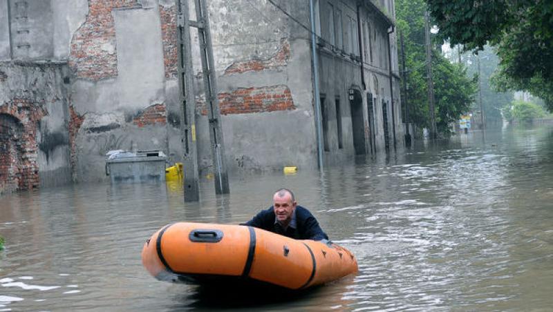 Calamitate in Polonia: 13 morti si mii de refugiati, in urma inundatiilor