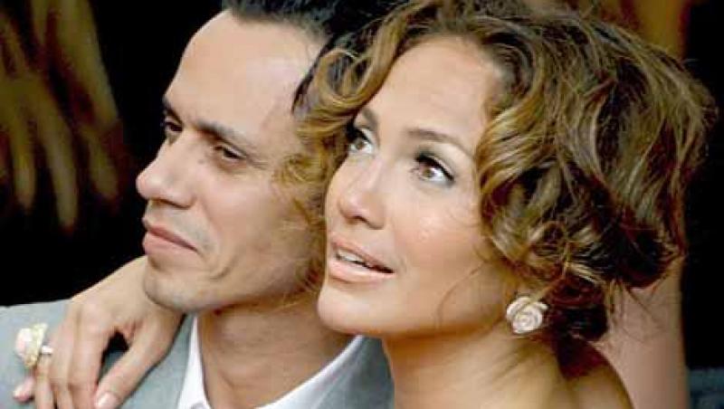 Jennifer Lopez si sotul sau, Marc Anthony, retinuti pe un aeroport din Moscova