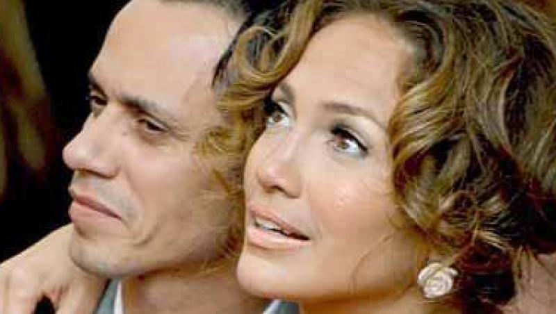 Jennifer Lopez si sotul sau, Marc Anthony, retinuti pe un aeroport din Moscova