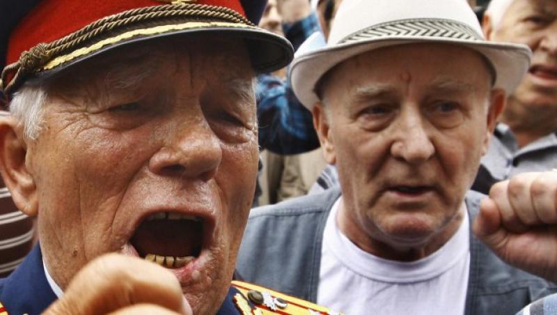 Sute de pensionari galateni protesteaza in fata Ministerului Muncii
