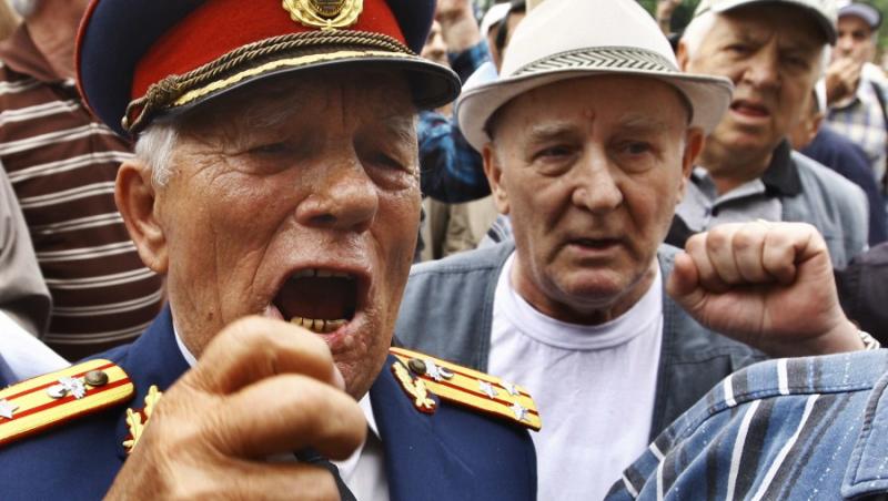 Sute de pensionari galateni protesteaza in fata Ministerului Muncii