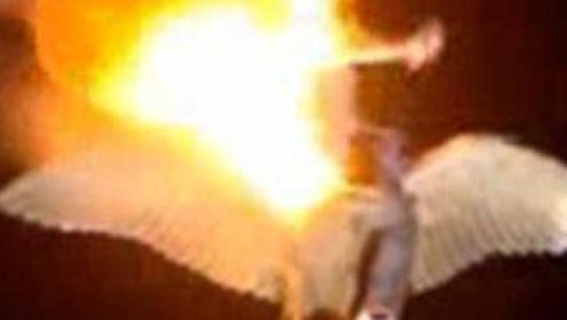IMAGINI SOCANTE:  Si-a dat foc in varful unei statui