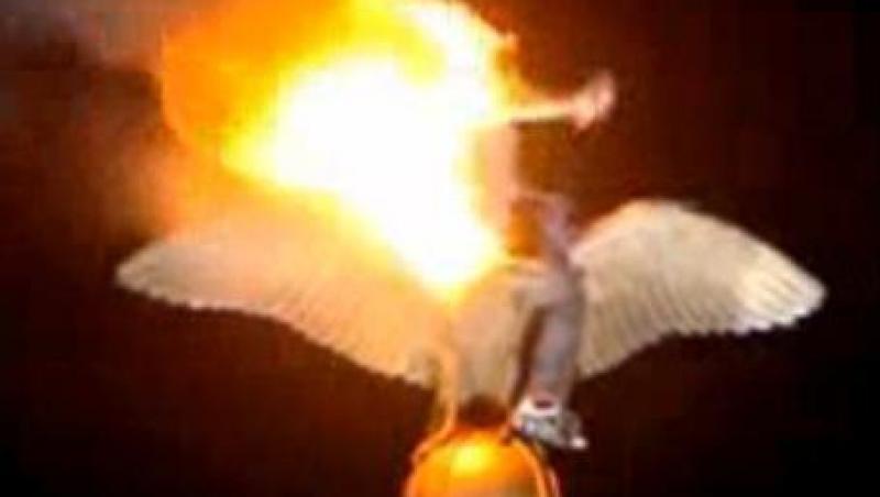 IMAGINI SOCANTE:  Si-a dat foc in varful unei statui