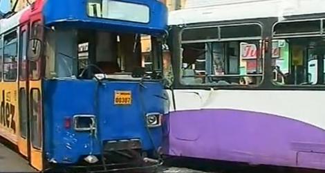 15 timisoreni au fost raniti, dupa ciocnirea a doua tramvaie