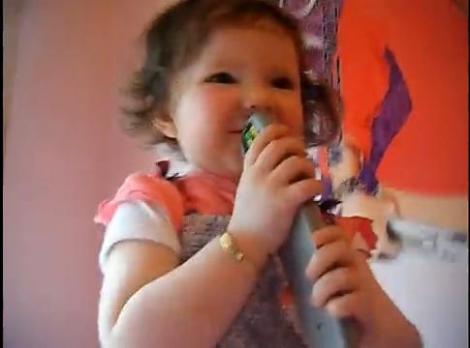 VIDEO / Succes online la 2 ani: Ella O'Brien cu "Baby "