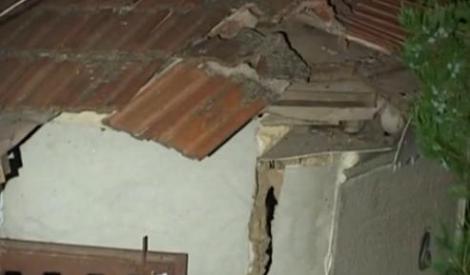 Zguduiti de explozii: o casa din Buzau abia se mai tine in temelii