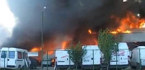 VIDEO Incendiu devastator la un service din apropiere de Buzau
