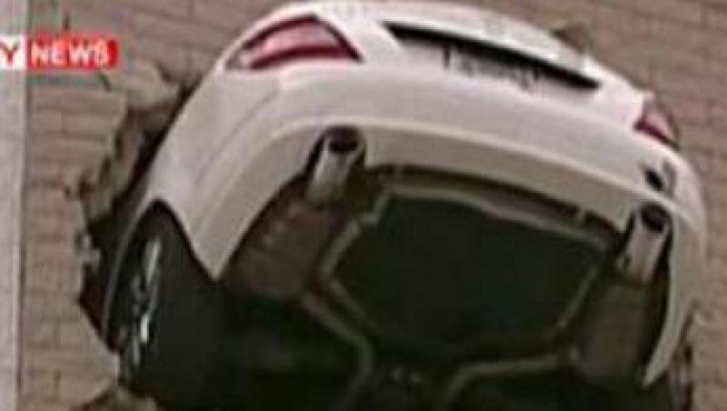 VIDEO Accident bizar petrecut intr-o parcare supraetajata