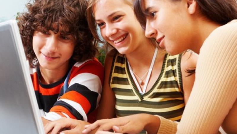 Facebook si Twitter, mai importante pentru adolescenti decat familia
