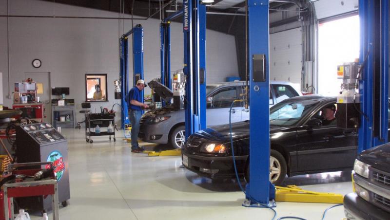 Comisia Europeana cere producatorilor auto sa renunte la obligativitatea service-urilor autorizate