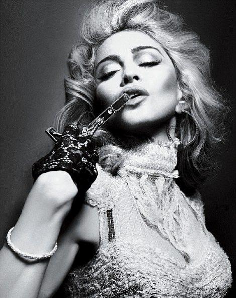 Madonna a pozat in lenjerie intima
