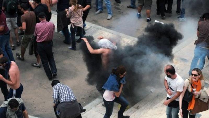 Proteste violente in centrul Atenei: mai multi oameni au murit