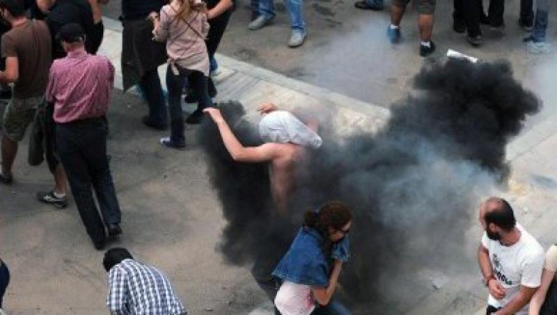 Proteste violente in centrul Atenei: mai multi oameni au murit