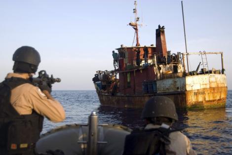 Interventie in forta: Rusii au luat cu asalt un petrolier rapit de piratii somalezi