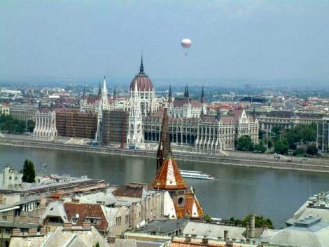 ICR Budapesta in "matasea, creionul, aquarela" si condeiul Anei Cioclov