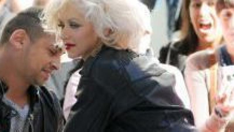 Christina Aguilera arunca cu guma de mestecat in fani